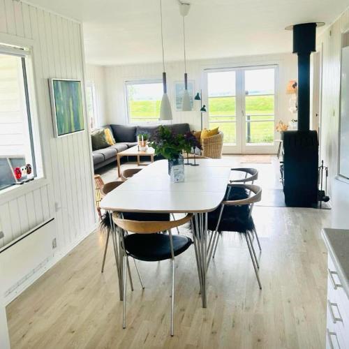 FF1007 Skønt sommerhus i Hejlsminde med udsigt over vandet og spa in ไฮย์ลสมินเดอ