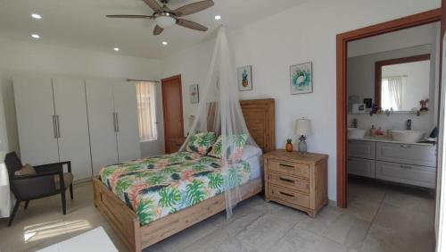 Las Palmas villa two bedrooms in Coxen Hole