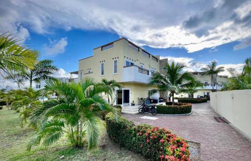 Las Palmas villa two bedrooms in Coxen Hole
