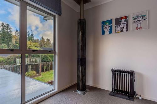 Inn Lewis - Beside the Redwoods with Spa Pool - image 2