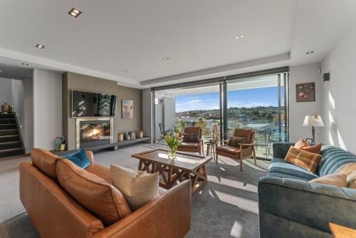 Three-Bedroom Apartment room in The Moorings Apartment 5 - a stone's throw from the lake!