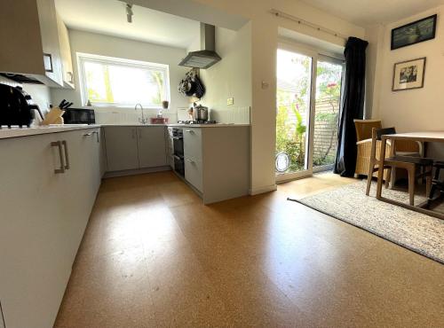 Trendy Easton Escape With Parking - Bristol