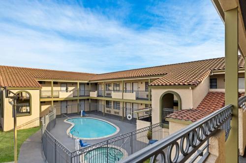 Rodeway Inn Santa Ana - Garden Grove - Tap to explore photos