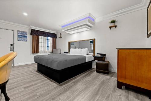 Rodeway Inn Santa Ana - Garden Grove Room Type - King Room with Roll-In Shower - Disability Access/Non Smoking
