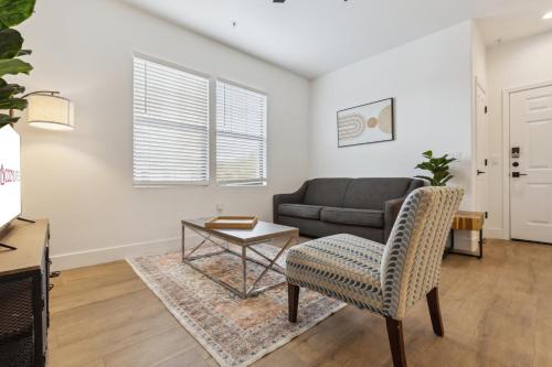 CozySuites Glendale by the stadium with pool 24 thumb 4