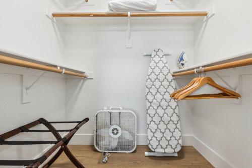 CozySuites Glendale by the stadium with pool 24 detail