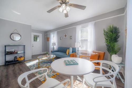 Serene Beachy Bungalow with Large Screened Porch! in Tampa, USA