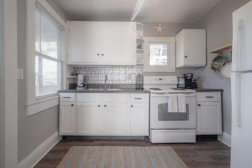 Serene Beachy Bungalow with Large Screened Porch! in Tampa, USA