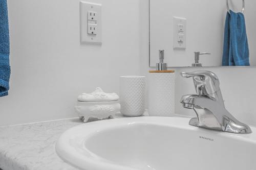 2 BR at 17 Mins Walk to Falls,Patio,BBQ and Outdoor Space, Niagara Falls (foto 2)