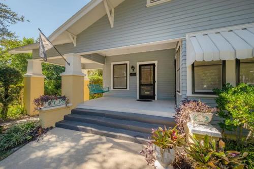 Historic & Cozy Bungalow by Downtown in Tampa, USA