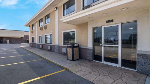 Suburban Studios Portage - image 13