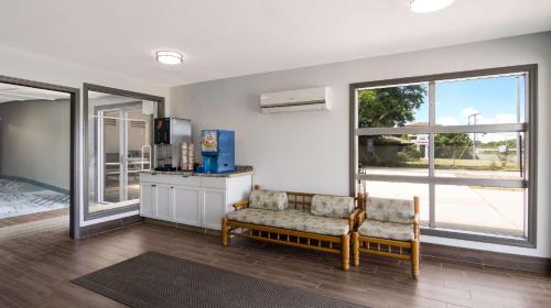 Suburban Studios Portage - image 7