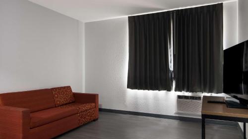 Suburban Studios Portage - image 14