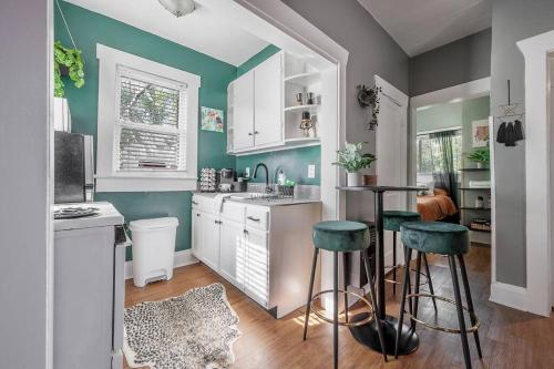 Jungle Themed Apt. Close to Coffee, Food + Shops! in Tampa, USA