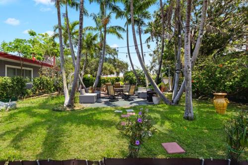 Modern 1BR Retreat – Near Beach Downtown Pet OK