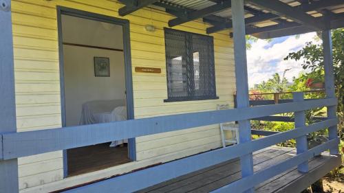 Vista exterior, Queens Inn Studio Apartments in Puerto del Pacífico