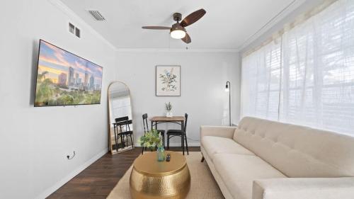 Comfy Modern Farmhouse Cottage w/ Private Patio!