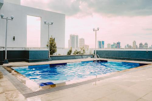 Swimming pool, I Suites Hotel Malate near Cultural Center of the Philippines