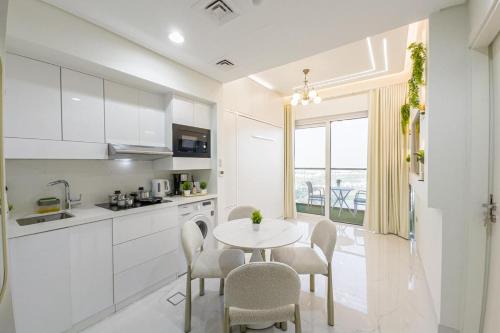 2 Apartments - One Perfect Group Stay, Dubaj
