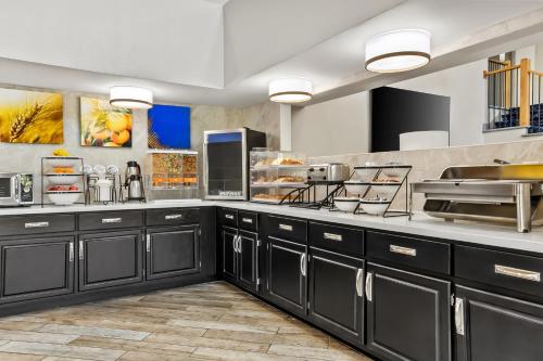 Comfort Inn & Suites - image 13