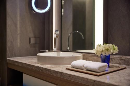 SIGNIEL Premier Family Twin Room with Ocean View image 4