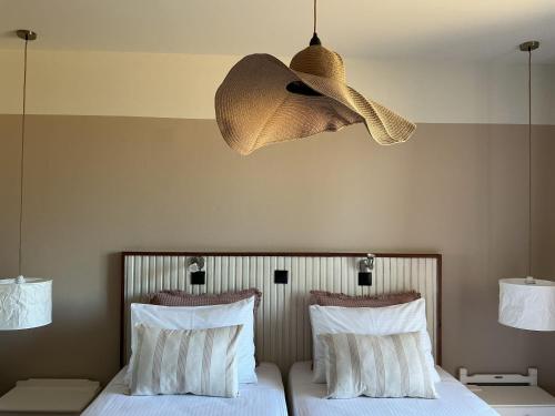 3 twin beds