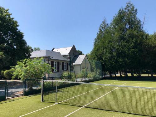 Petit manoir av court de tennis gîte à louer Mutrécy