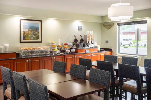 Comfort Suites Outlet Center - image 13