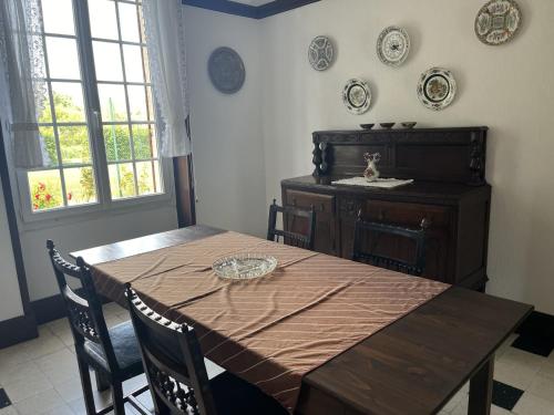 Petit manoir av court de tennis in Amayé-sur-Orne