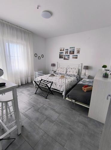 1 king bed, 1 twin bed