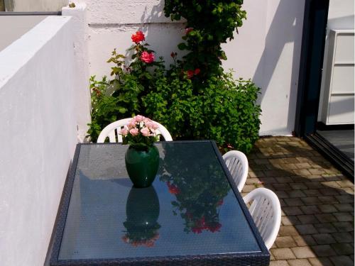 Charme & comfort, Terrace, 5 minutes by boat from Lorient in Locmiquélic