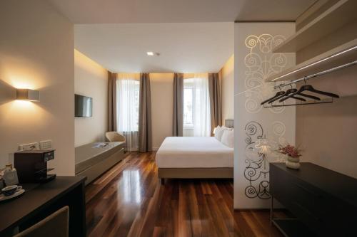 Deluxe Double Room image 4