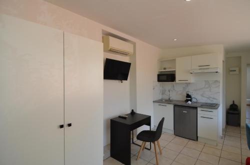 STUDIO CASSIN - next to tramway line 2 near airport 1