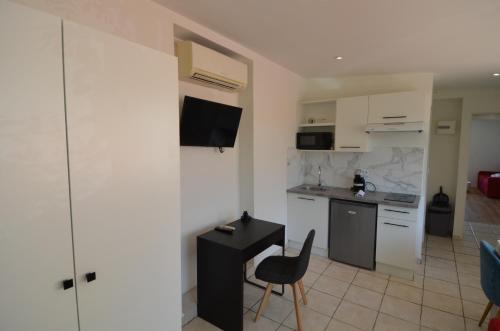 STUDIO CASSIN - next to tramway line 2 near airport 2