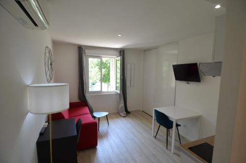 STUDIO CASSIN - next to tramway line 2 near airport 2
