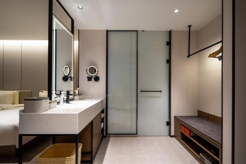 Superior Twin Room image 3