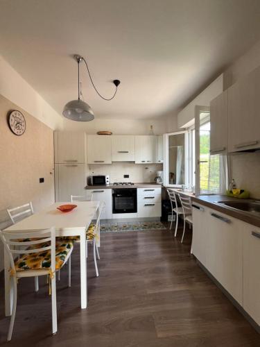 virtuve, THE SUNFLOWER APARTMENT in Ronzo Chienis