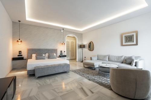 Deluxe Double Room with Balcony and Sea View image 9