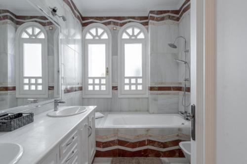 Deluxe Double Room with Balcony and Sea View image 8