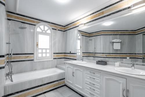 Queen Room with Balcony image 10