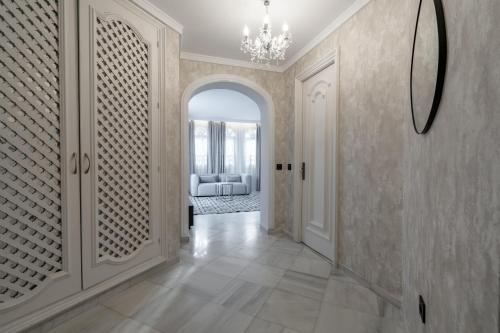 Queen Room with Balcony image 8