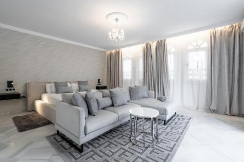 Queen Room with Balcony image 5
