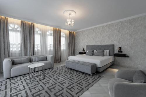 Queen Room with Balcony image 3