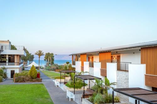숙소 외관, 노프 기노사르 키부츠 호텔 (Nof Ginosar Kibbutz Hotel) in 기노사르
