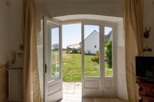 B b Masseria Pozzo Tre Pile dates back to the eighteenth century in Stabile