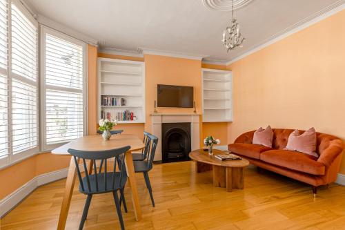 New! Cosy 2BR Victorian Flat, Mins to Tube, Londyn