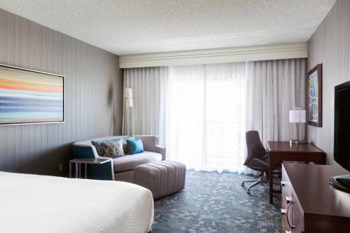 One-Bedroom King Suite with Sofa Bed and Tub - Mobility Accessible