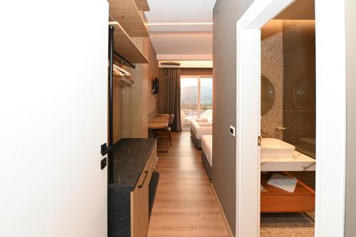 Deluxe Double Room image 10