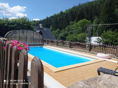 Kolam renang, Resort a skiareál Brněnka (Resort a skiareal Brnenka) in Vernirovice