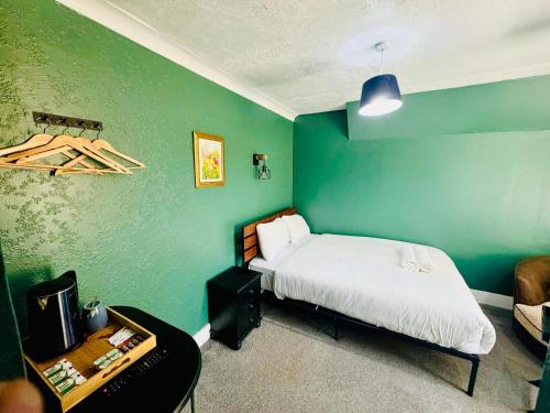 Standard Double Room image 9
